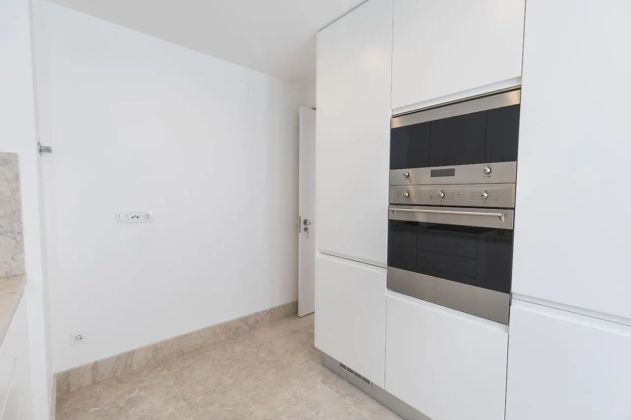 Lovelystay - Chic, Citrus Home - Private Garden Lisbon Apartment