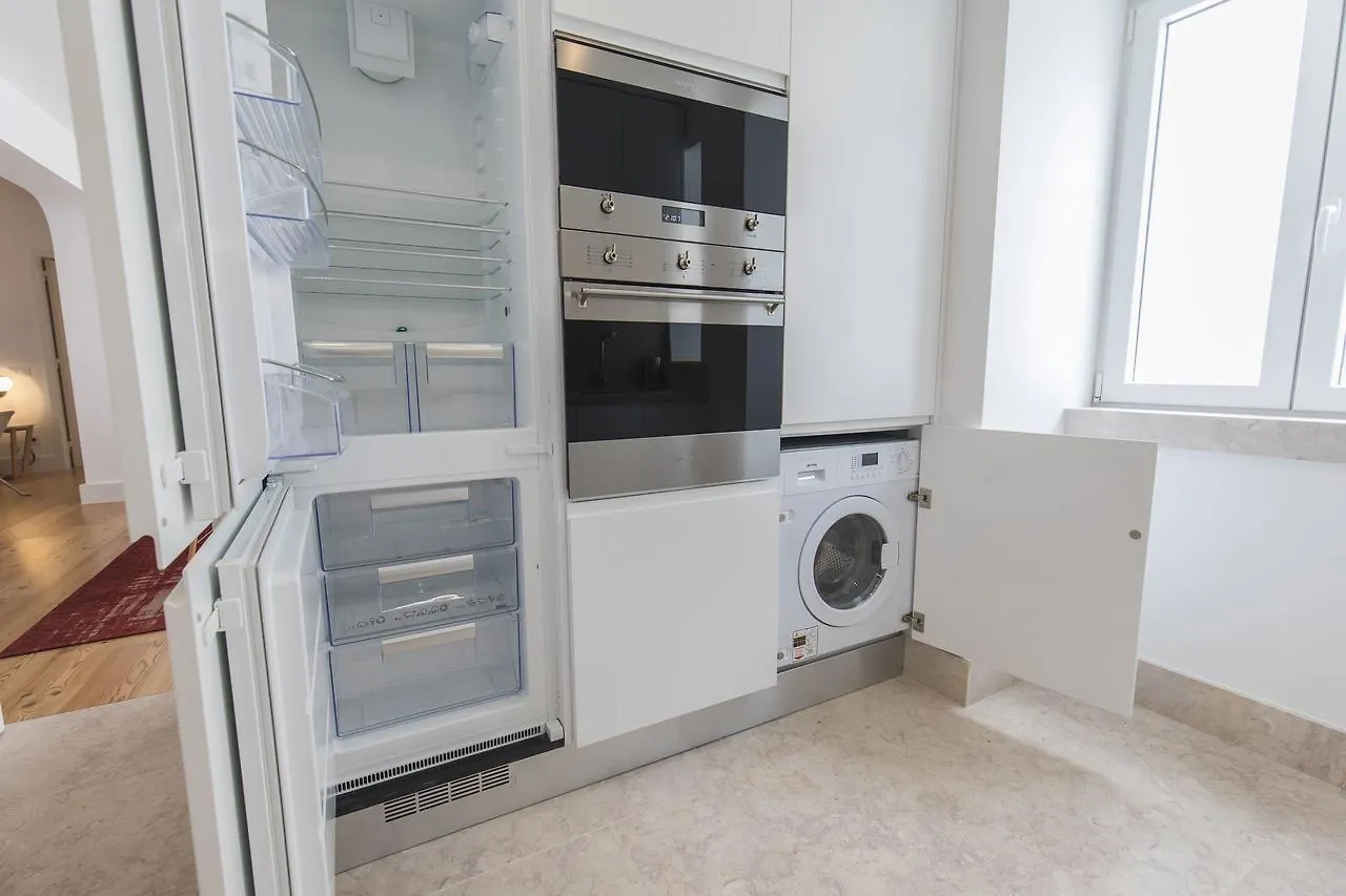 Lovelystay - Chic, Citrus Home - Private Garden Lisbon Apartment