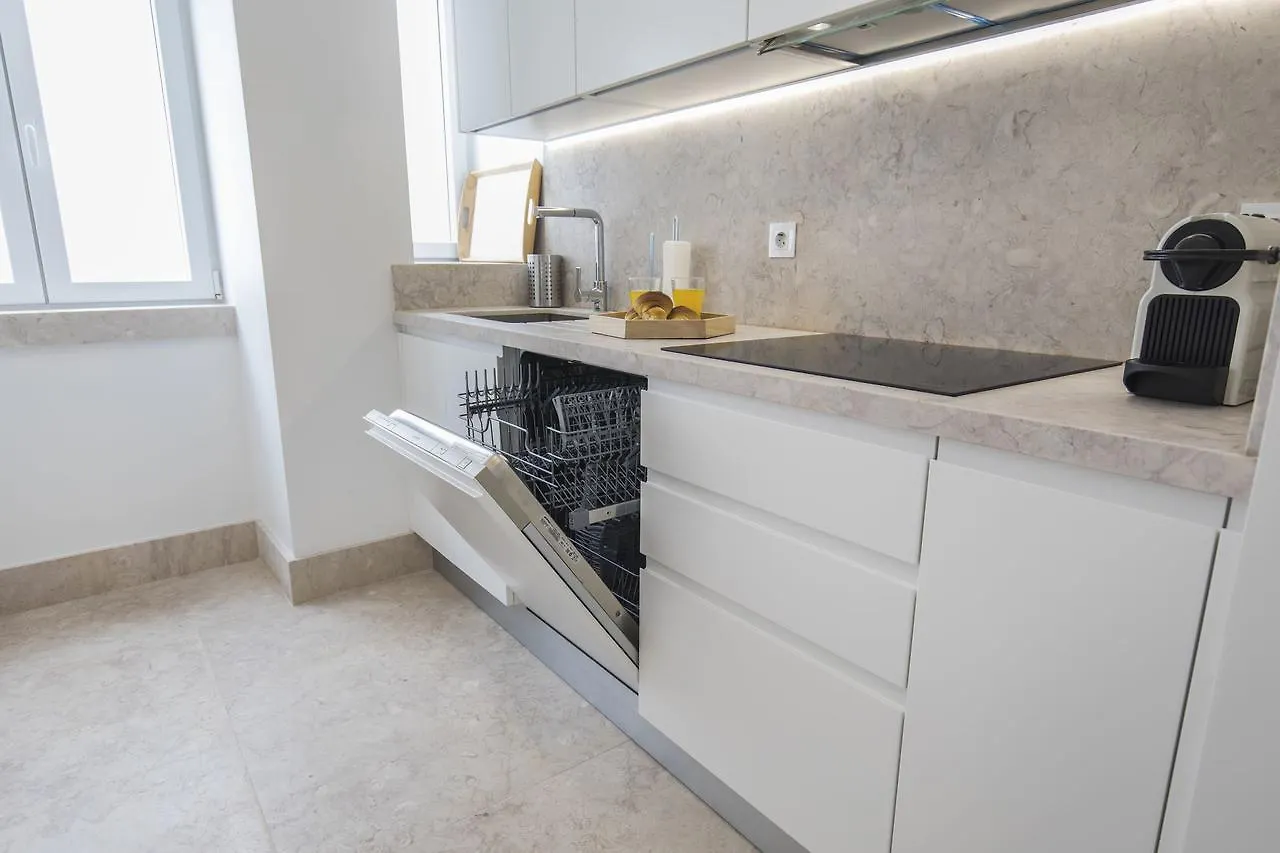 Lovelystay - Chic, Citrus Home - Private Garden Lisbon Apartment
