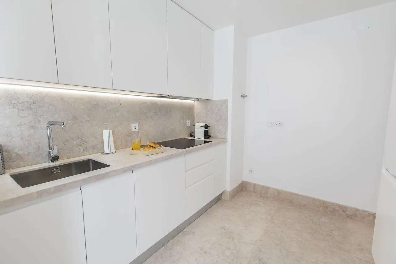 Lovelystay - Chic, Citrus Home - Private Garden Lisbon Apartment
